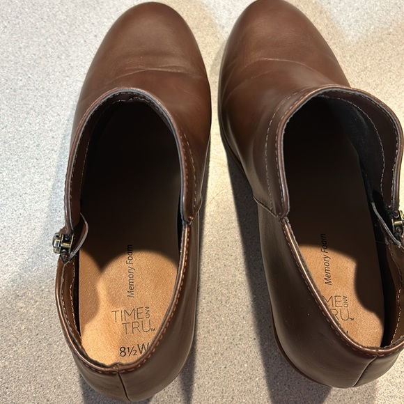 Time and Tru - sz 8.5W  Brown Zip Side  Bootie with 1.5 inch Heel - Picture 5 of 6